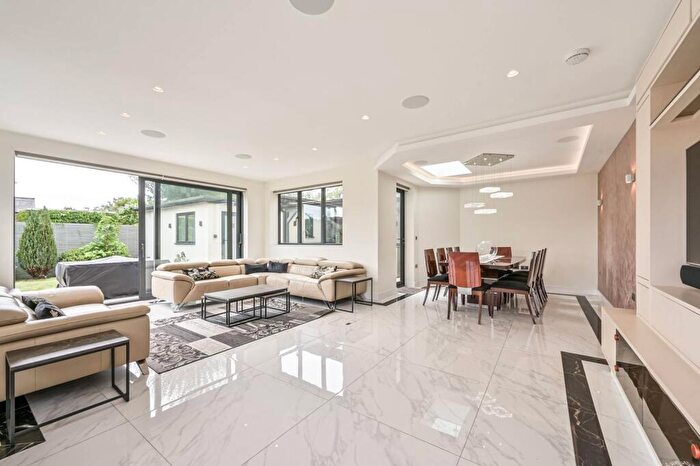 5 Bedroom Detached House To Rent In Crescent Road, Barnet, EN4