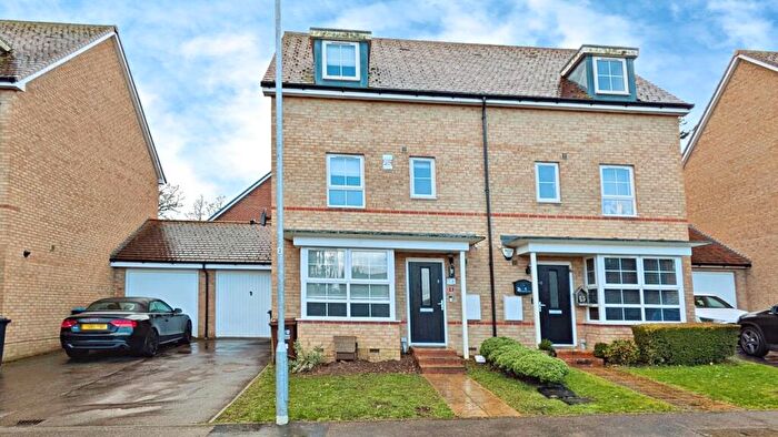 4 Bedroom Semi Detached House For Sale In Sparrowhawk Place, Hatfield, AL10