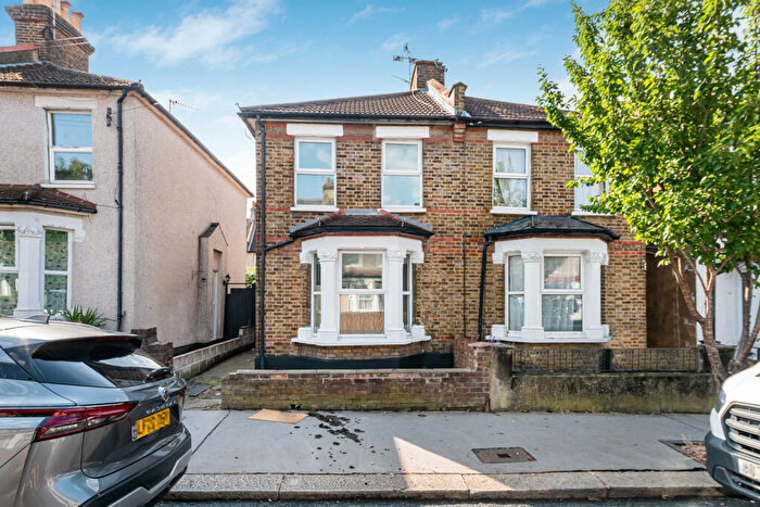 3 Bedroom Semi-Detached House For Sale In Fairholme Road, Croydon, CR0