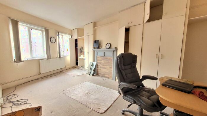 3 Bedroom Flat To Rent In Long Lane, London, N3