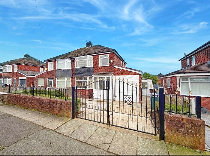 3 Bedroom Semi Detached House For Sale In Broomfield Crescent, Middleton, Manchester, M24