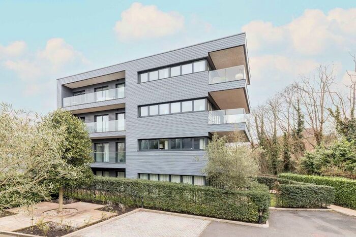 3 Bedroom Flat To Rent In Halcyon Close, London, SW13