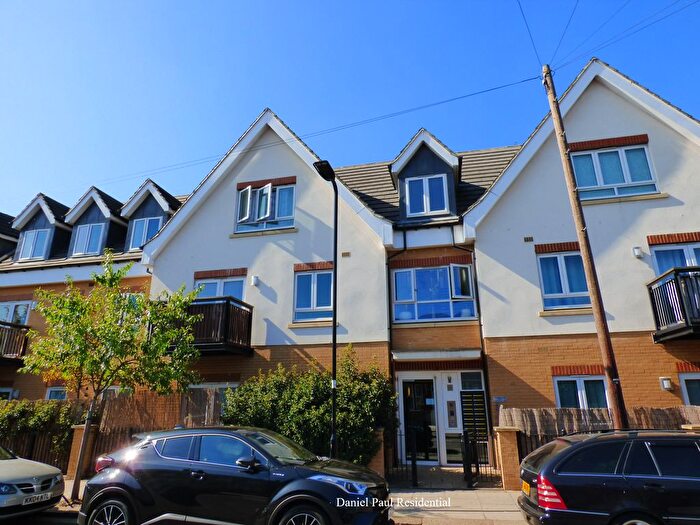 1 Bedroom Flat To Rent In Featherstone Road, Southall, UB2