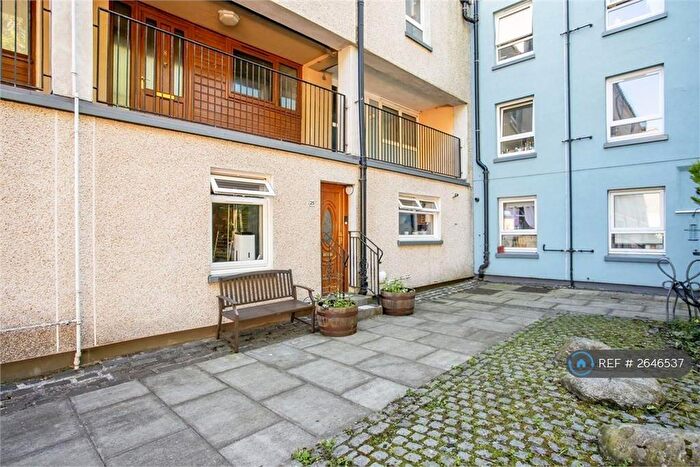 2 Bedroom Flat To Rent In Viewcraig Gardens, Edinburgh, EH8