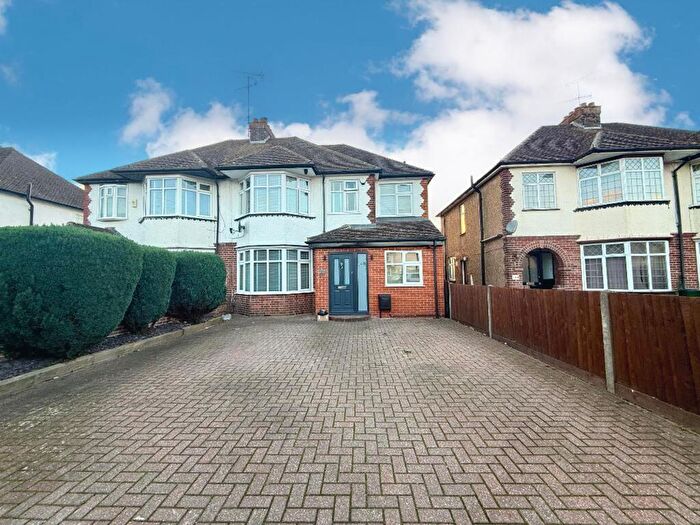 4 Bedroom Semi-Detached House For Sale In Barton Road, Luton, LU3