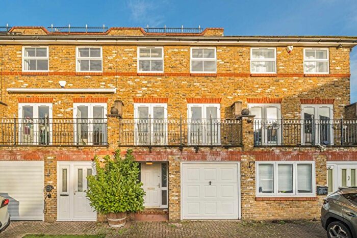 4 Bedroom House To Rent In Chivenor Grove, Kingston Upon Thames, KT2