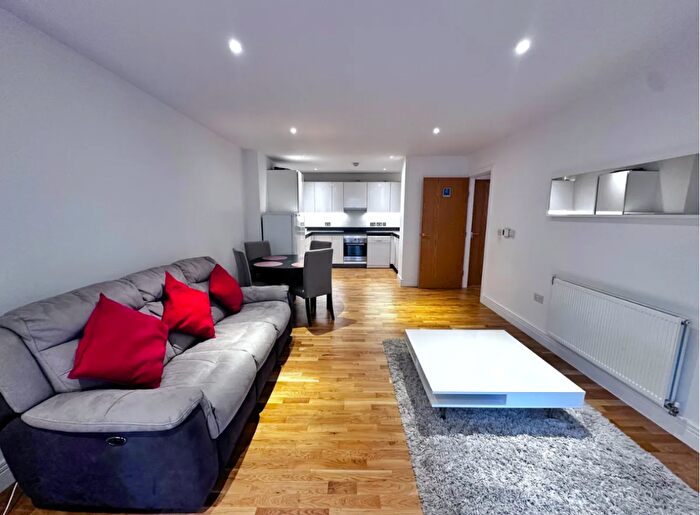 3 Bedroom Flat To Rent In High Street, Hounslow, TW3