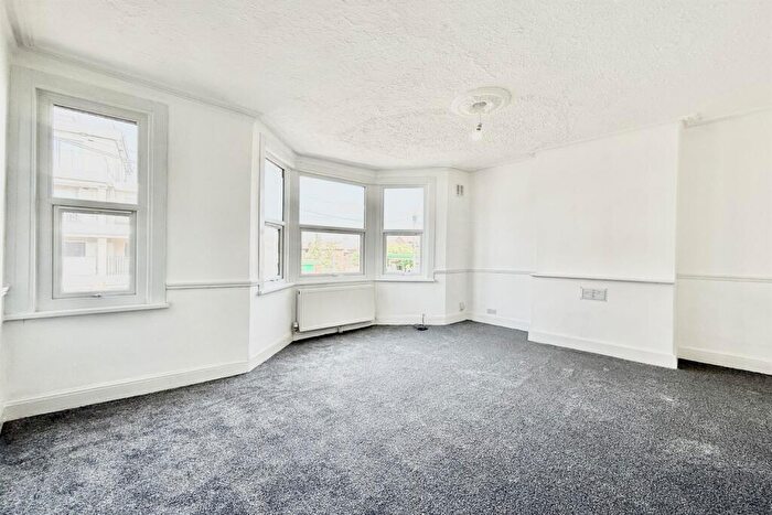 1 Bedroom Flat To Rent In West Road, Westcliff-on-Sea, SS0