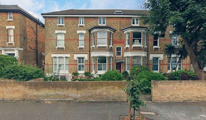 3 Bedroom Flat To Rent In Dorset Court, - Cumberland Park, London, W3