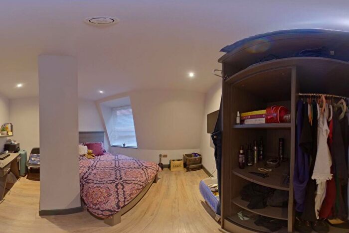 6 Bedroom Apartment To Rent In Hoods Hideout, - Houndsgate, NG1