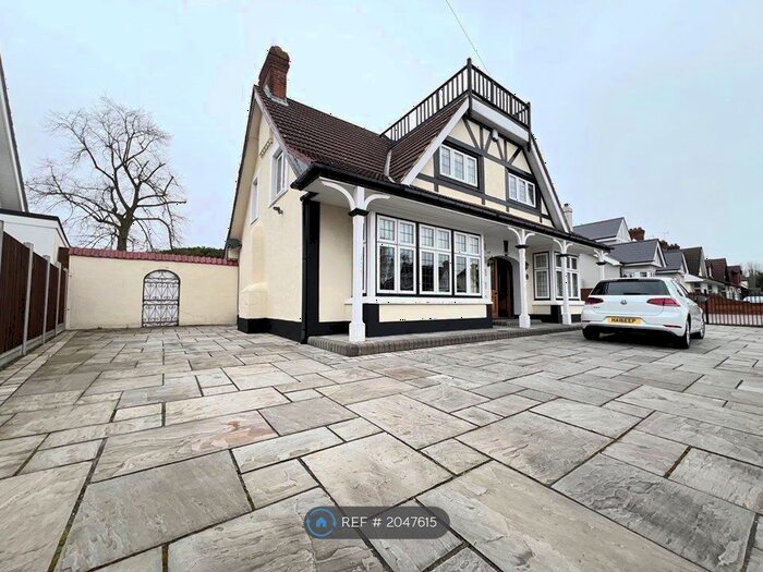 4 Bedroom Bungalow To Rent In Curtis Road, Hornchurch, RM11