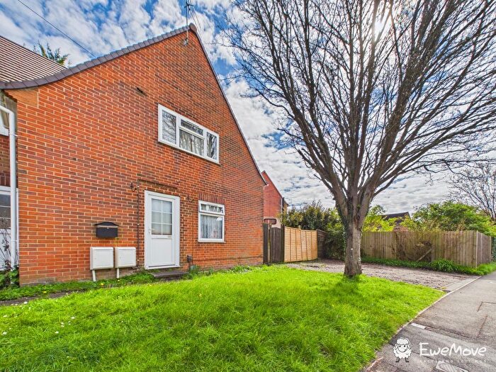 1 Bedroom Flat For Sale In Stuart Crescent, Winchester, SO22