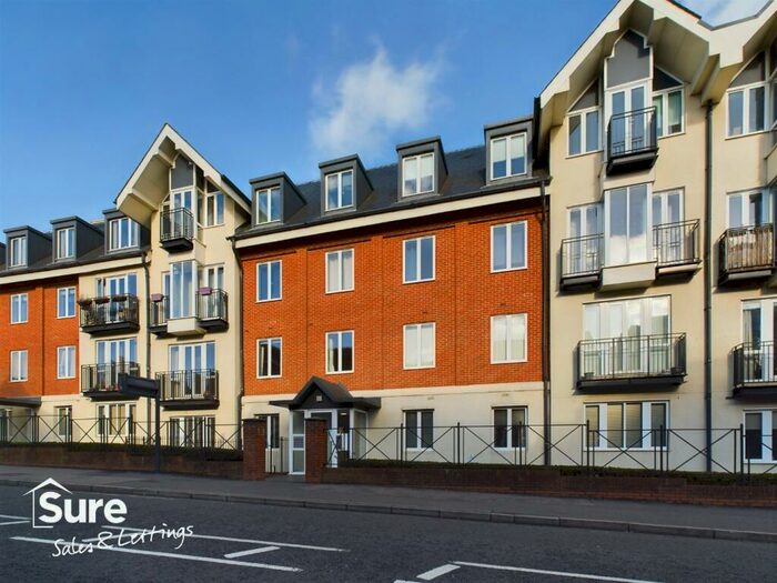 2 Bedroom Flat To Rent In Benedictine Place, London Road, St. Albans, Hertfordshire, AL1