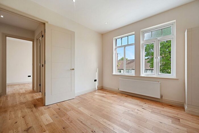 1 Bedroom Flat For Sale In Avenue Gardens, London, W3