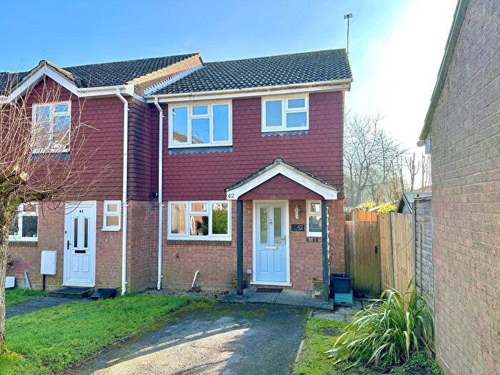3 Bedroom Terraced House For Sale In Periwinkle Close, Lindford. Hampshire, GU35