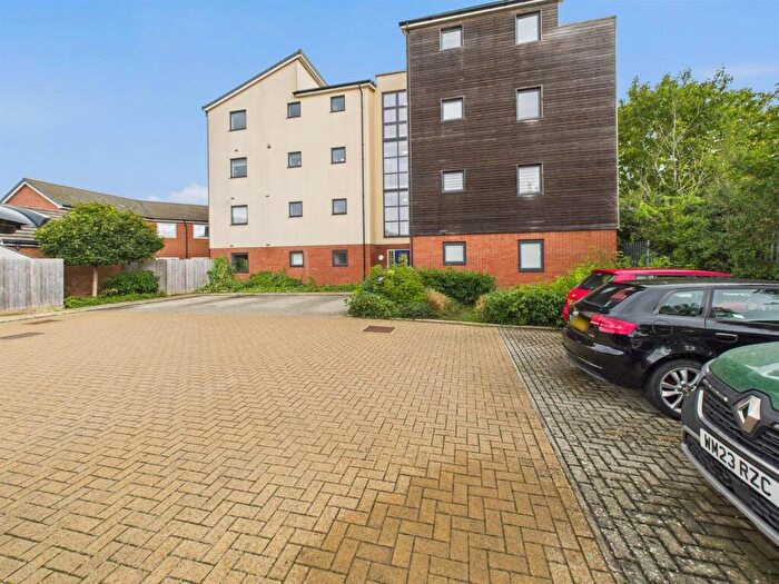 2 Bedroom Flat For Sale In Quercetum Close, Aylesbury, Buckinghamshire, HP19