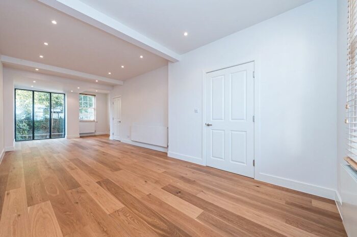 3 Bedroom Property To Rent In Queensdale Place, Holland Park, W11
