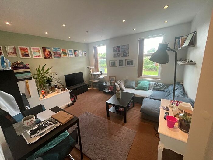 2 Bedroom Flat To Rent In Meanwood Road, Leeds, LS6