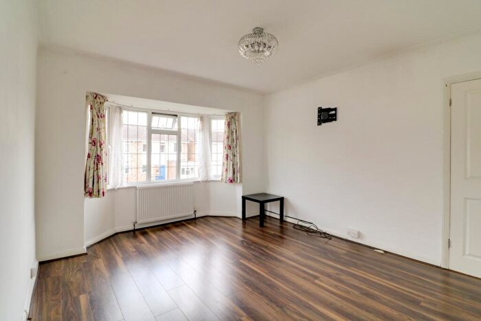 2 Bedroom Flat For Sale In Manor Court York Way, London, London, N20