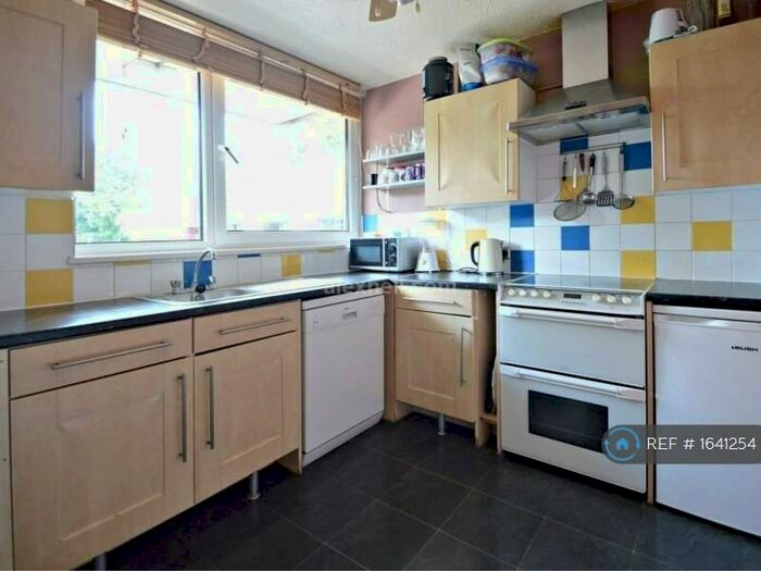 3 Bedroom Flat To Rent In Thaxted Court, London, SE16