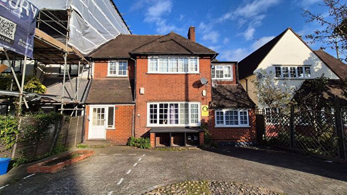 3 Bedroom Flat To Rent In Upper Richmond Road West, Richmond, TW10
