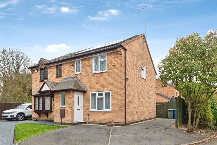 3 Bedroom Semi Detached House For Sale In Winchester Close, Banbury, OX16