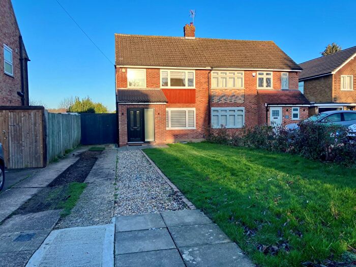 3 Bedroom Semi-Detached House To Rent In Seaman Close, St Albans, AL2