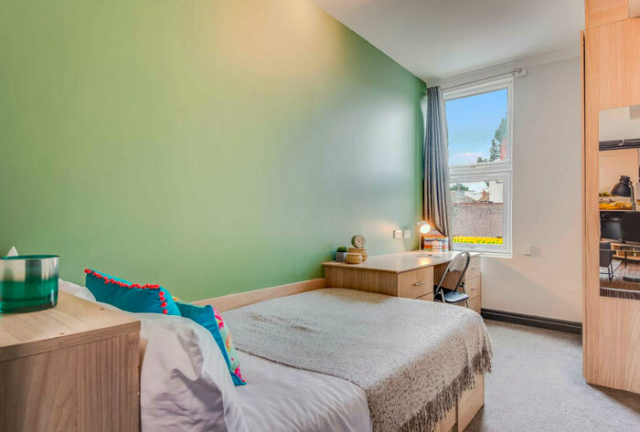 4 Bedroom House To Rent In North Lane, Leeds, LS6