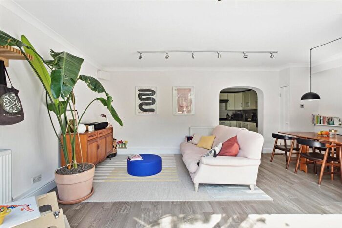 4 Bedroom Semi-Detached House To Rent In Buckingham Road, London, N1