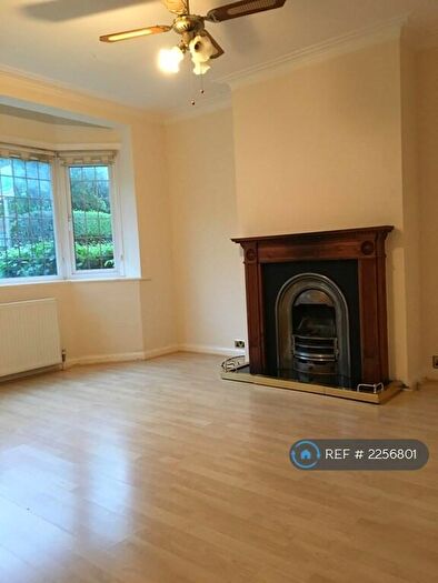 2 Bedroom Flat To Rent In York Way, London, N20