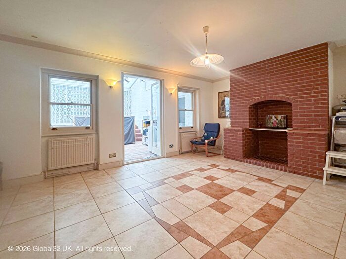 4 Bedroom Town House For Sale In Edith Road, London, W14