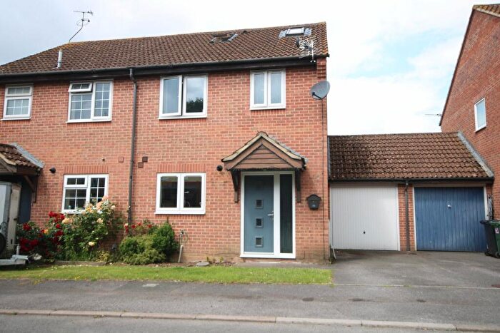 4 Bedroom Semi-Detached House For Sale In Cropper Close, Thatcham, RG19
