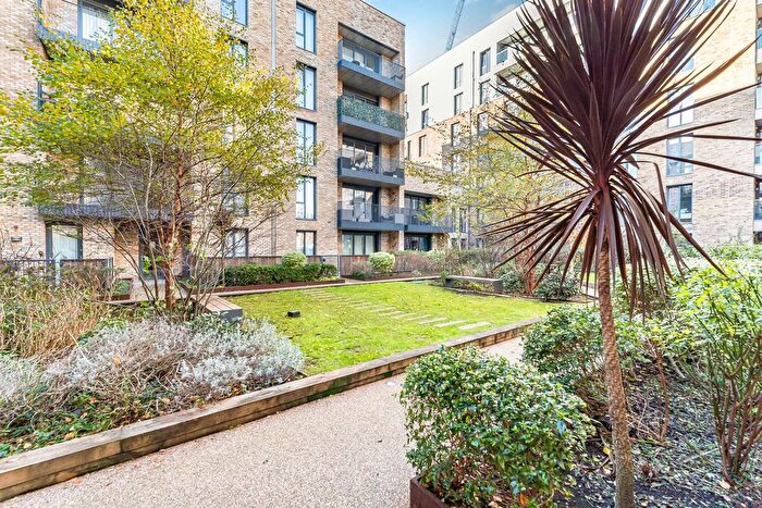 2 Bedroom Flat For Sale In Fairfield Avenue, Staines-Upon-Thames, TW18