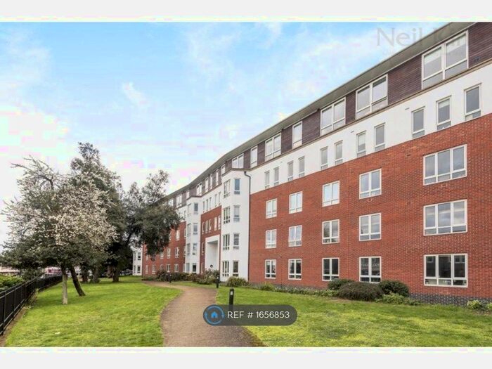 2 Bedroom Flat To Rent In High Road, London, E18