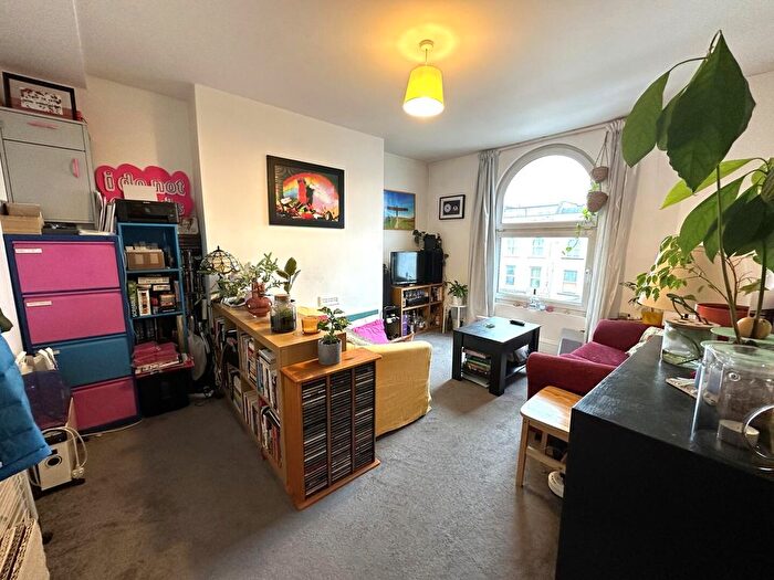 2 Bedroom Flat To Rent In Yonge Park, Finsbury Park, London, N4