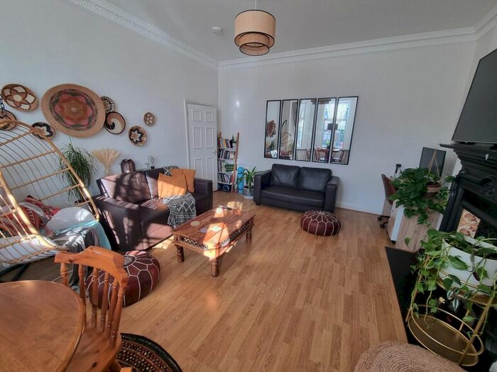 2 Bedroom Flat To Rent In Hale Lane, Mill Hill, NW7