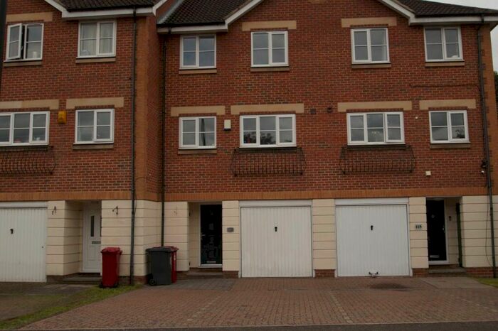 4 Bedroom House To Rent In Earls Lane, SL1