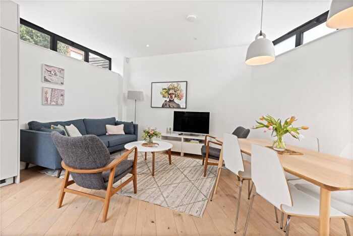 4 Bedroom End Of Terrace House For Sale In Cavendish Road, London, SW12