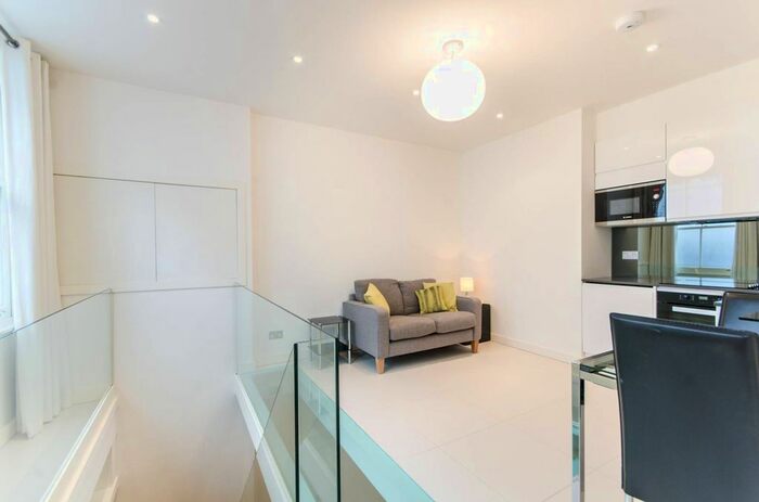 1 Bedroom Flat To Rent In Redfield Lane, Earls Court, London, SW5