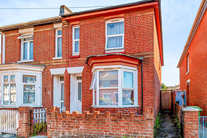 2 Bedroom Semi-Detached House For Sale In Grove Road, Southampton, Hampshire, SO15