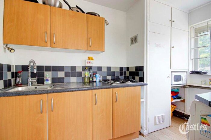 2 Bedroom Flat To Rent In Bryant Court, Hackney, E2