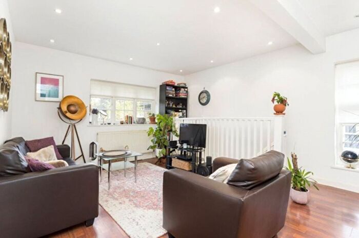 2 Bedroom Maisonette To Rent In Neale Close, East Finchley, London, N2