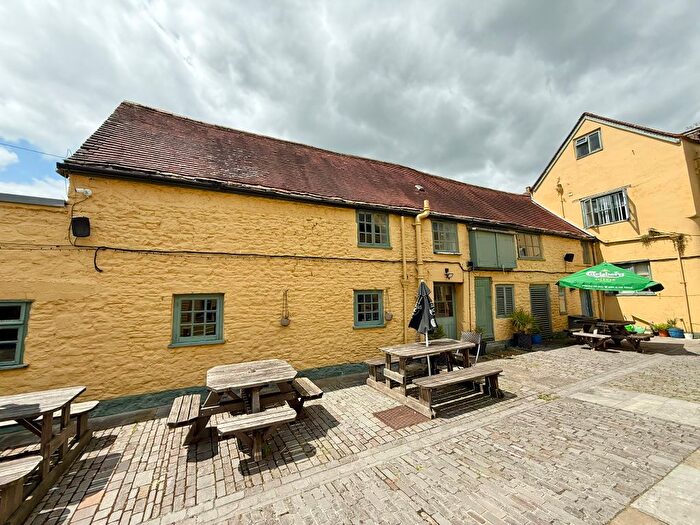 2 Bedroom Flat To Rent In High Street, Wincanton, BA9