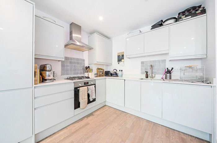 2 Bedroom Apartment For Sale In South Norwood Hill, London, SE25