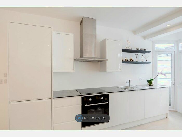 2 Bedroom Flat To Rent In Greville Hall, London, NW6