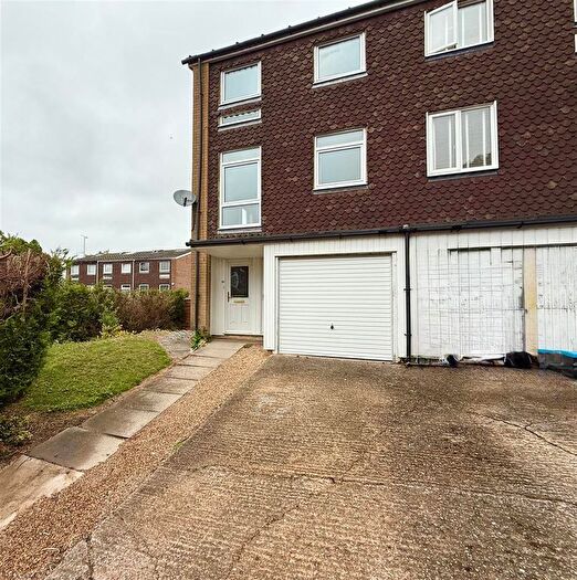 4 Bedroom Town House To Rent In Trowbridge Gardens, Luton, LU2