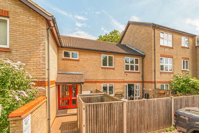 1 Bedroom Flat For Sale In Ivybridge Close, Twickenham, TW1