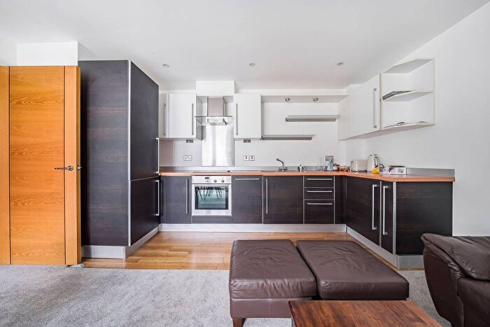 2 Bedroom Flat To Rent In Walnut Tree Close, Guildford, GU1