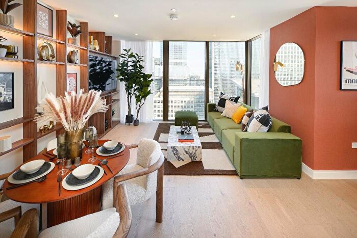 2 Bedroom Apartment For Sale In South Quay Plaza, Canary Wharf, London, E14