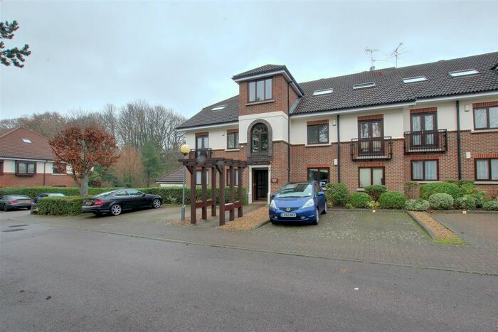 2 Bedroom Flat To Rent In Brook Park Close, London, N21